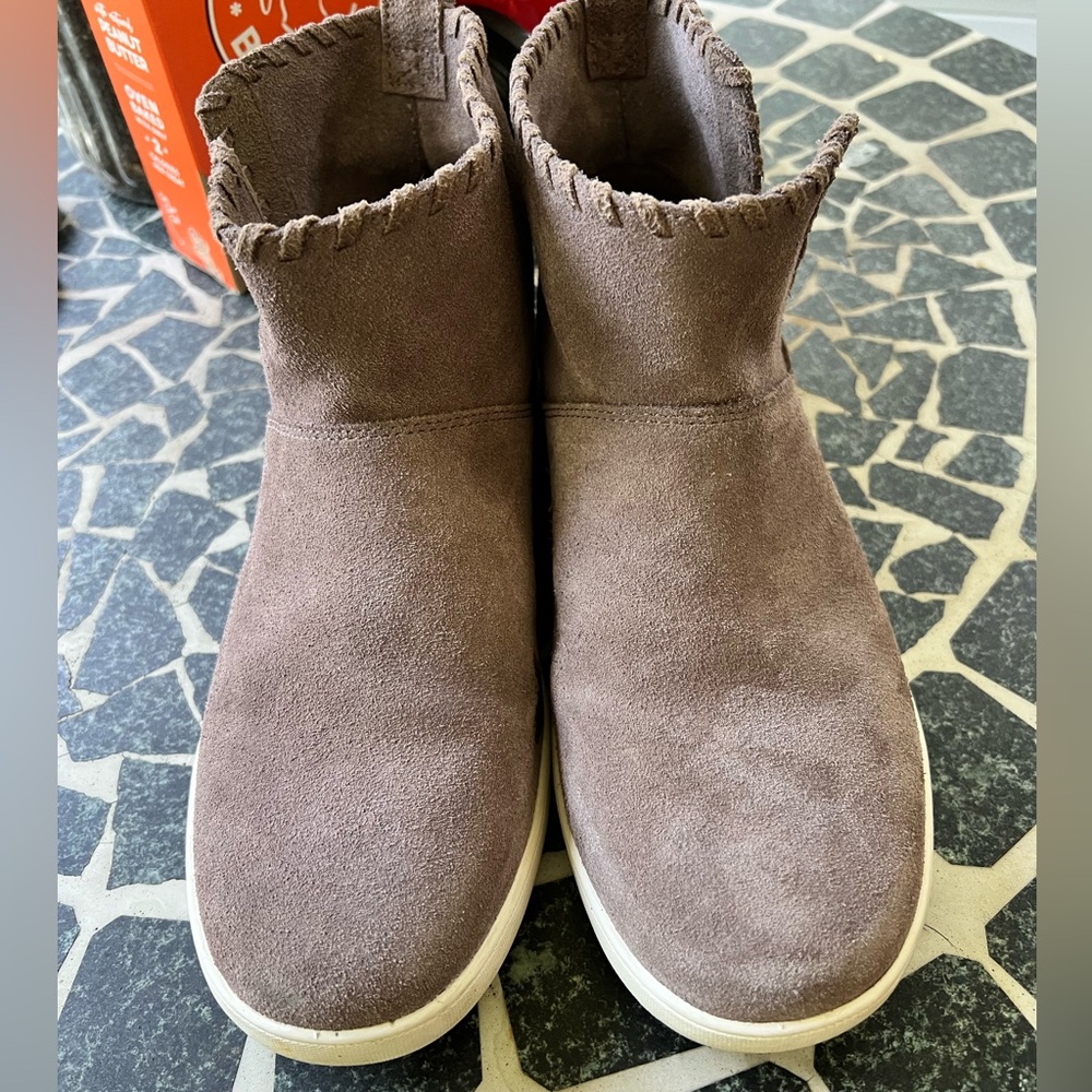 Kookaburra by UGG Rylee suede ankle sneaker. Size 10, gray, slip on unlined…